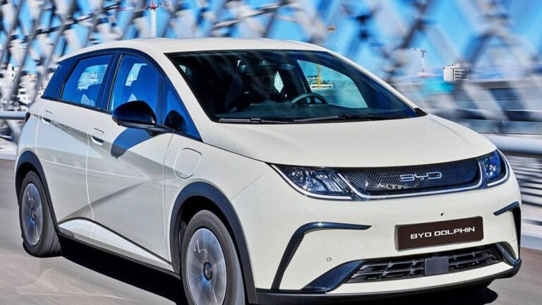 Carro elétrico BYD Dolphin Mini 2026 em movimento sobre uma ponte, ilustrando benefícios como isenção ou redução do IPVA de carro elétrico no Brasil.