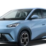 BYD Dolphin Mini azul claro, carro elétrico compacto urbano com design moderno e rodas esportivas