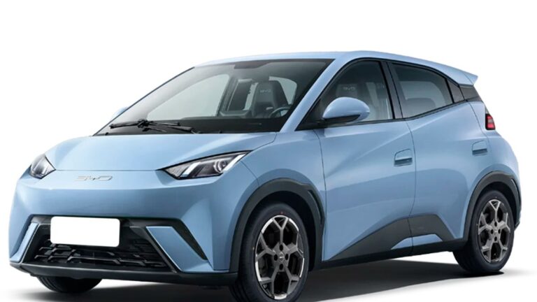 BYD Dolphin Mini azul claro, carro elétrico compacto urbano com design moderno e rodas esportivas