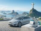 Imagem promocional sobre o IPVA carro eletrico RJ, exibindo um carro elétrico prateado estacionado em um mirante com vista para o Cristo Redentor e o Pão de Açúcar. Em primeiro plano, uma bancada de concreto apoia um calendário, calculadoras e um símbolo de porcentagem.