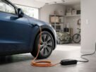 Carregador portátil para carro elétrico conectado em garagem residencial