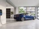 Wallbox para carro elétrico instalado em garagem residencial limpa e conectada a veículo.