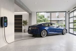 Wallbox para carro elétrico instalado em garagem residencial limpa e conectada a veículo.