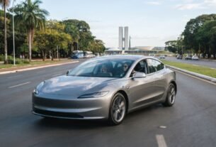 Carro elétrico circulando em Brasília com a Esplanada dos Ministérios ao fundo