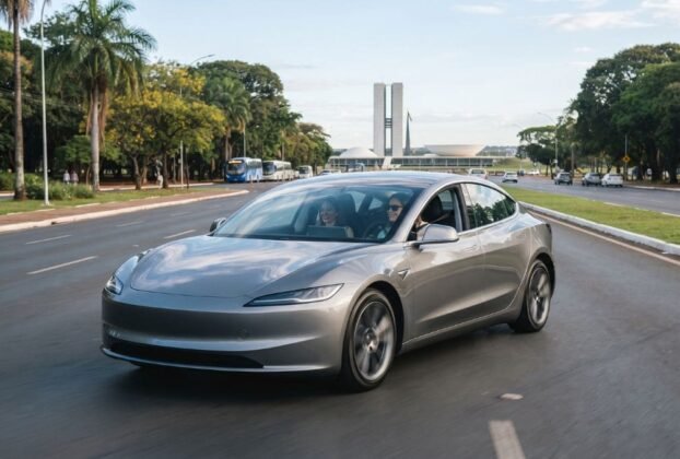 Carro elétrico circulando em Brasília com a Esplanada dos Ministérios ao fundo