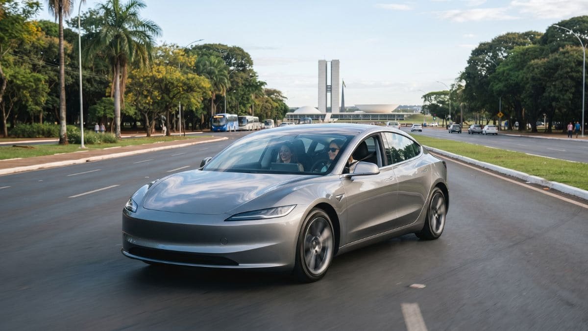 Carro elétrico circulando em Brasília com a Esplanada dos Ministérios ao fundo