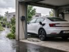 Pode carregar carro elétrico na chuva com wallbox instalado em garagem residencial